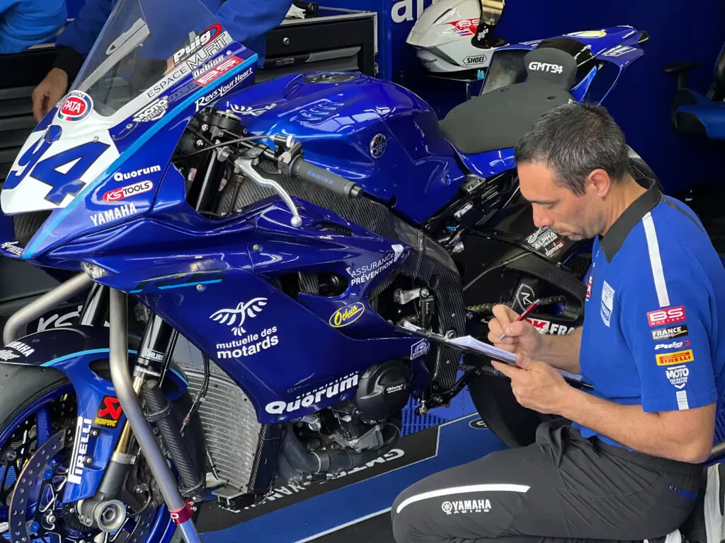 Benoit Poupardin prenant des notes devant la Yamaha R6