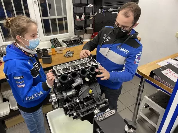 Une stagiaire et Grégory Rebeyrat travaillent sur un moteur de Yamaha R6