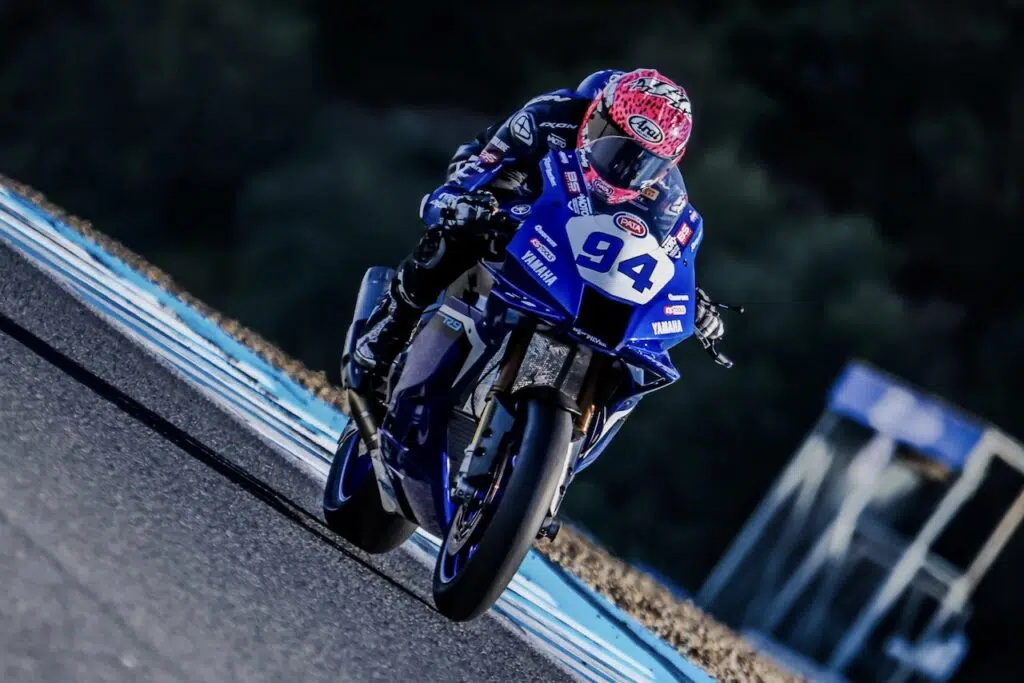 Lucas Mahias avec la Yamaha R9 aux tests 2025 à Jerez
