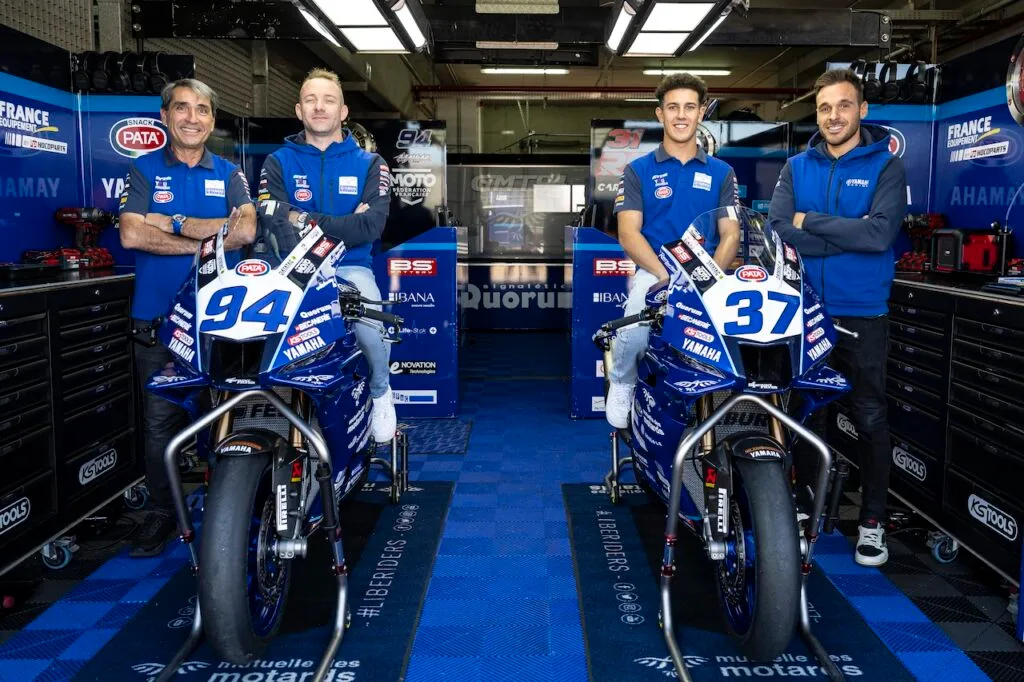 Christophe Guyot, Lucas Mahias, Roberto Garcia et Niccolò Canepa dans le box du GMT94